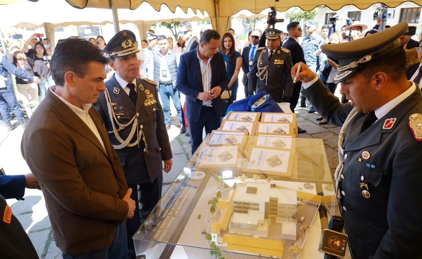 El presidente de Bolivia, Rodrigo Paz, observa la maqueta de construcción del hospital de segundo nivel de Cossmil en Tarija. Foto: Presidencia.