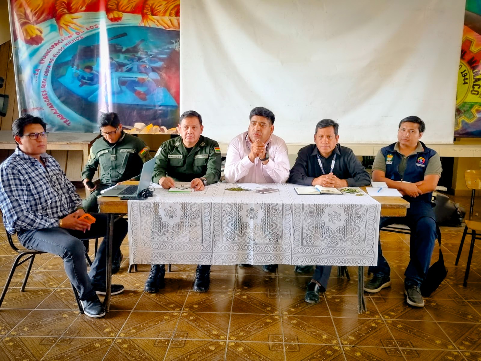 Instalación de mesa de diálogo con transportistas en Parotani, Cochabamba. Foto: MOPSV.