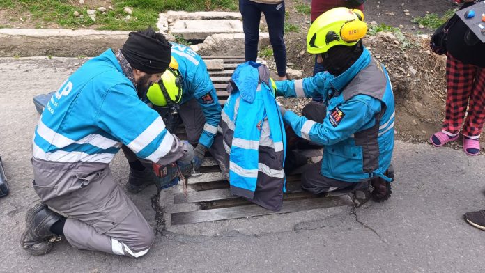 GERI realiza el rescate de niña con el pie atrapado en la zona Latinoamericana. Foto: AMUN.