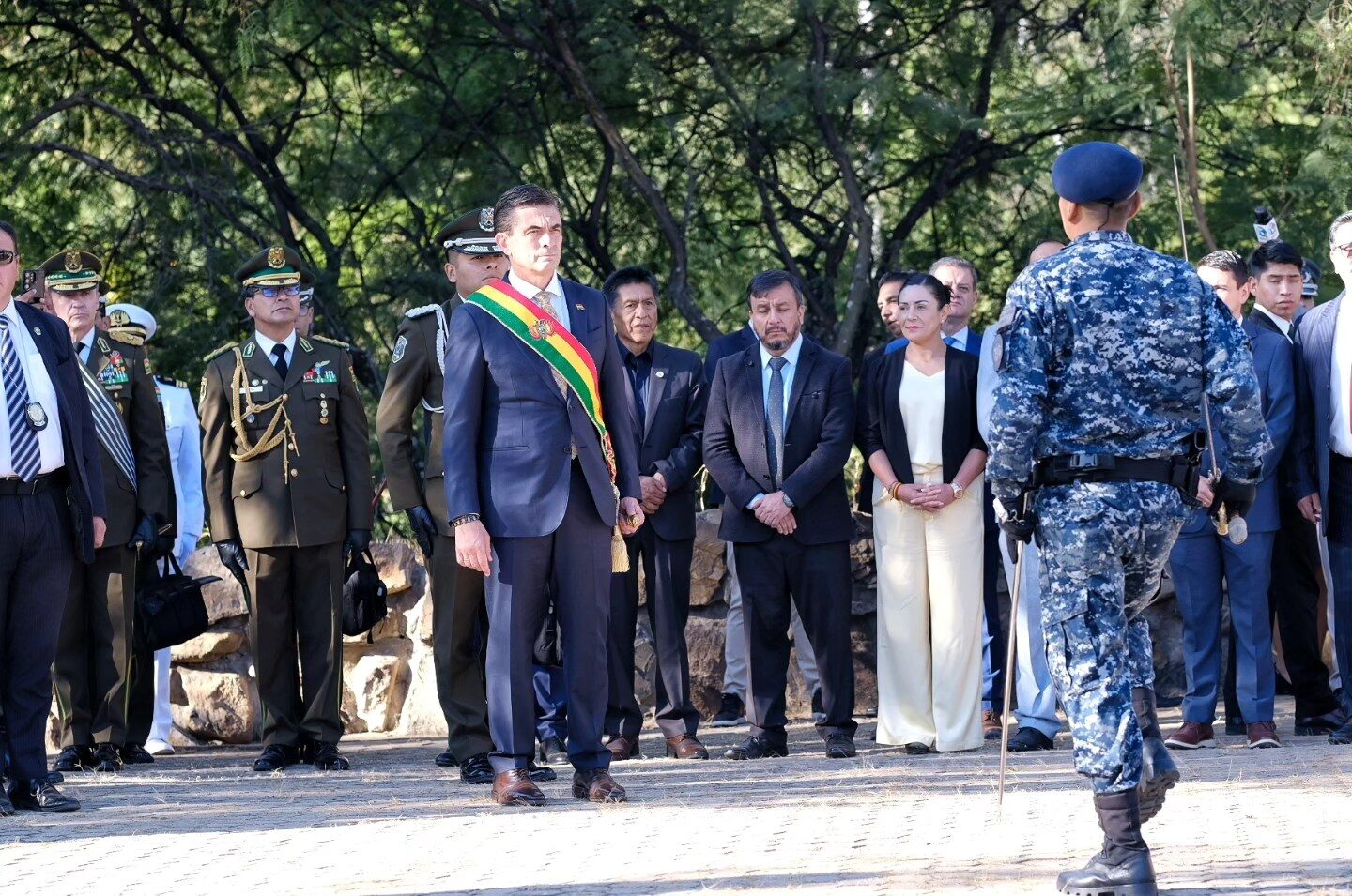 El presidente de Bolivia, Rodrigo Paz, durante la entrega de la ofrenda floral por el aniversario de Tarija. Foto: Presidencia.
