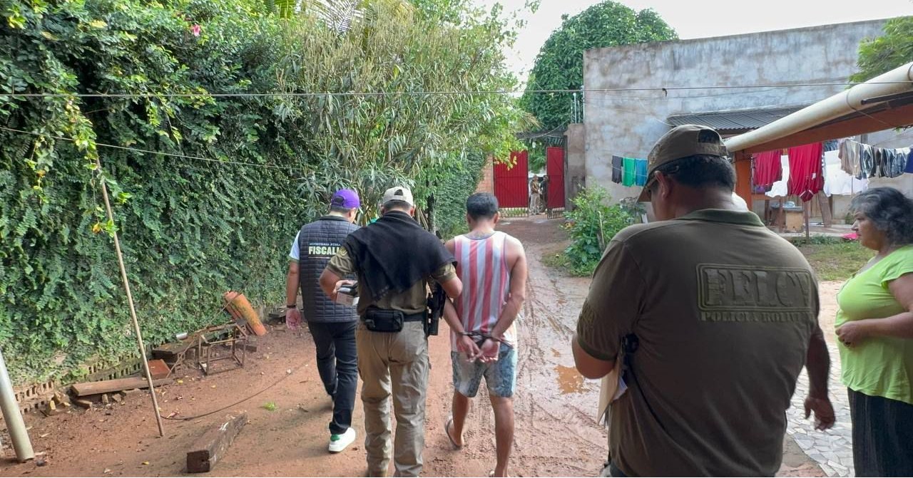 Persona aprehendida en el marco de la operación “Roma I” contra el Material de Abuso Sexual de Niñas, Niños y Adolescentes. Foto: Fiscalía General del Estado.