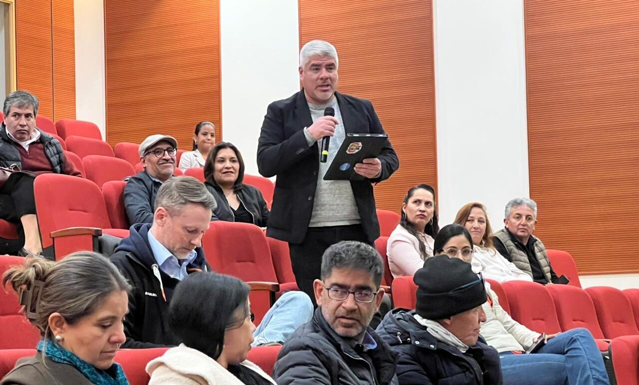 Padres de familia en taller contra el consumo de alcohol en menores. Foto: Prevención Consumo de Drogas.