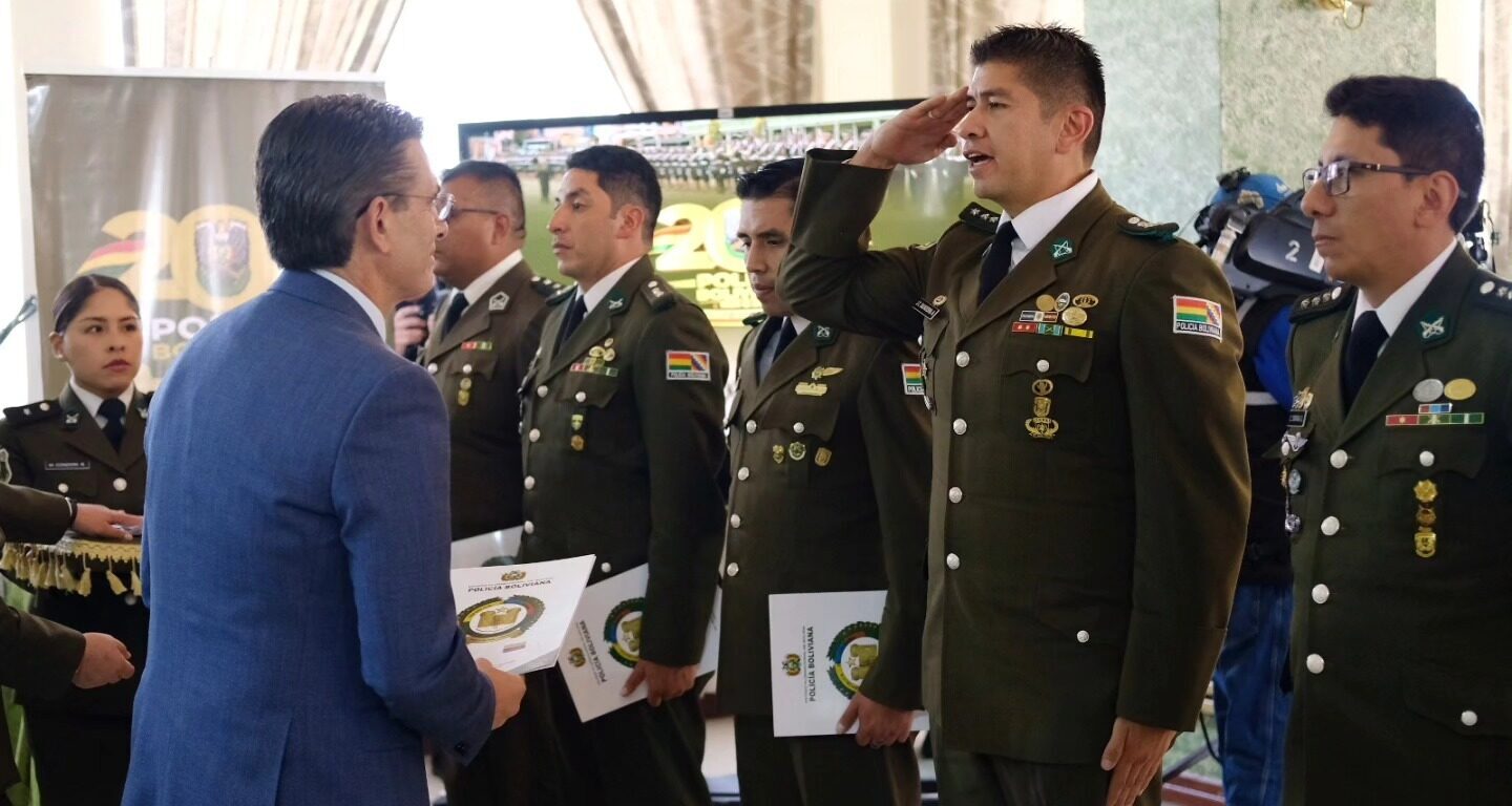 El presidente de Bolivia, Rodrigo Paz, entrega certificado a oficial graduado de Curso de Seguridad y Protección a Personas. Foto: Presidencia.