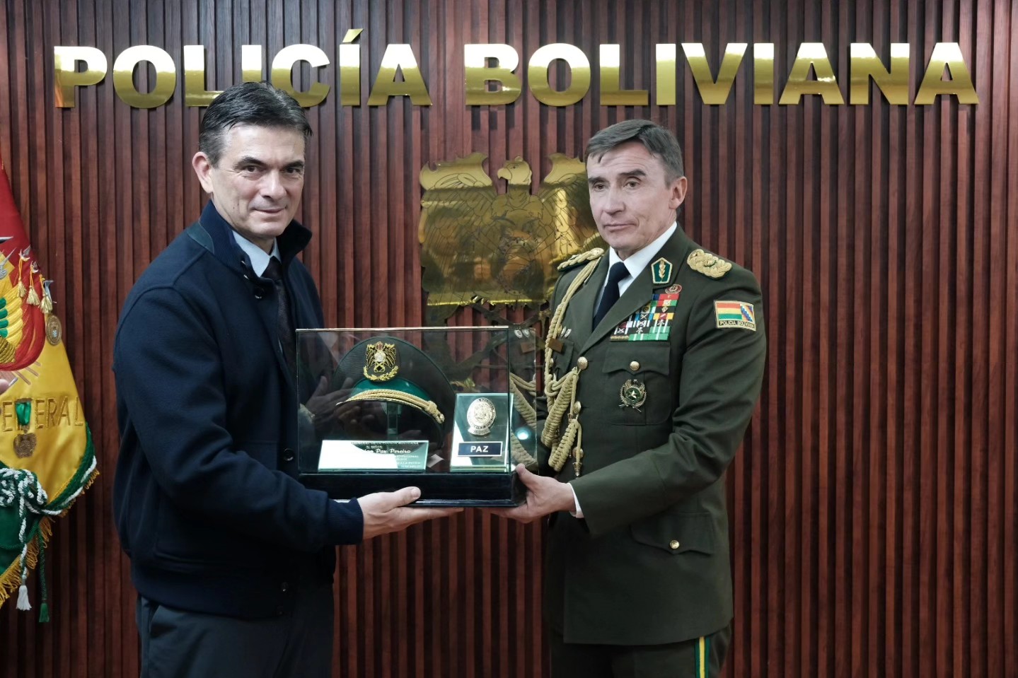 Presidente de Bolivia, Rodrigo Paz, recibe presente del comandante General de la Policía Boliviana. Foto: Presidencia.