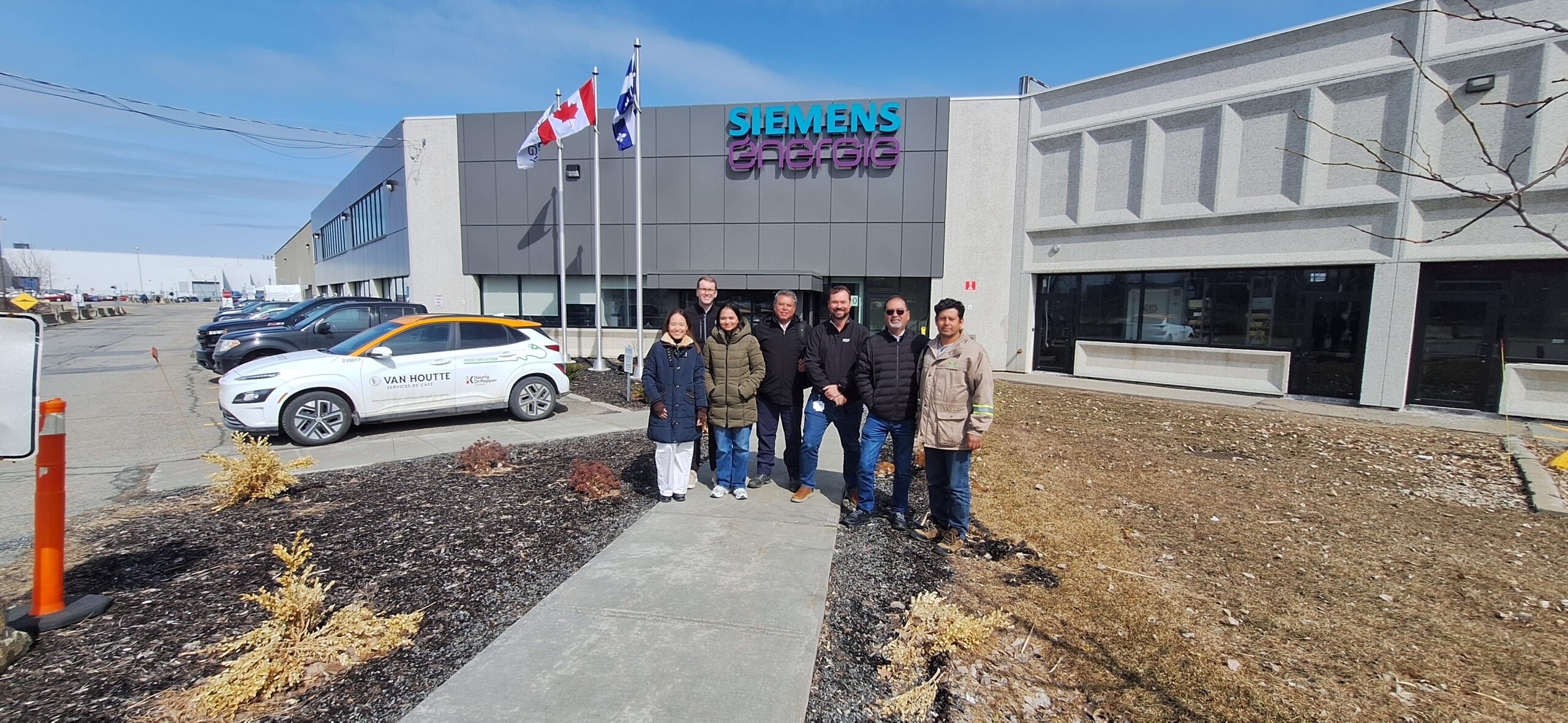 Personal de EVH junto a técnicos de Siemens Energy en los talleres de esa empresa en Canada.