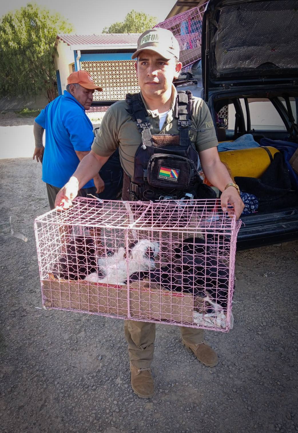 Rescate de canes cachorros en Sacaba. Foto: Comando Departamental Policia de Cochabamba.