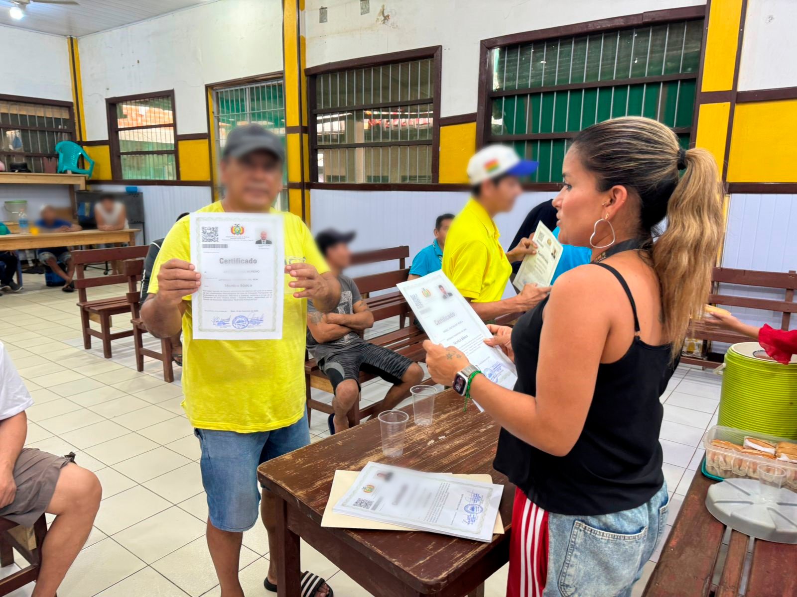 Entrega de certificados a privados de libertad en el en el Centro Penitenciario de Mocoví Varones. Foto: Régimen Penitenciario.