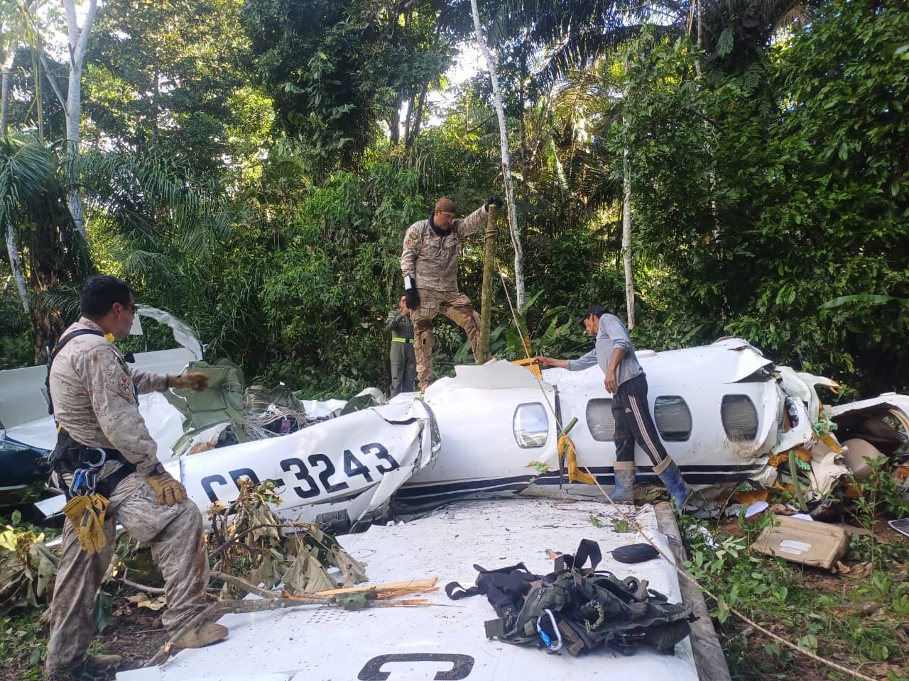 Rescate de cuerpos tras accidente aéreo en Cochabamba. Foto: Sar-Fab Cochabamba Búsqueda y Rescate.