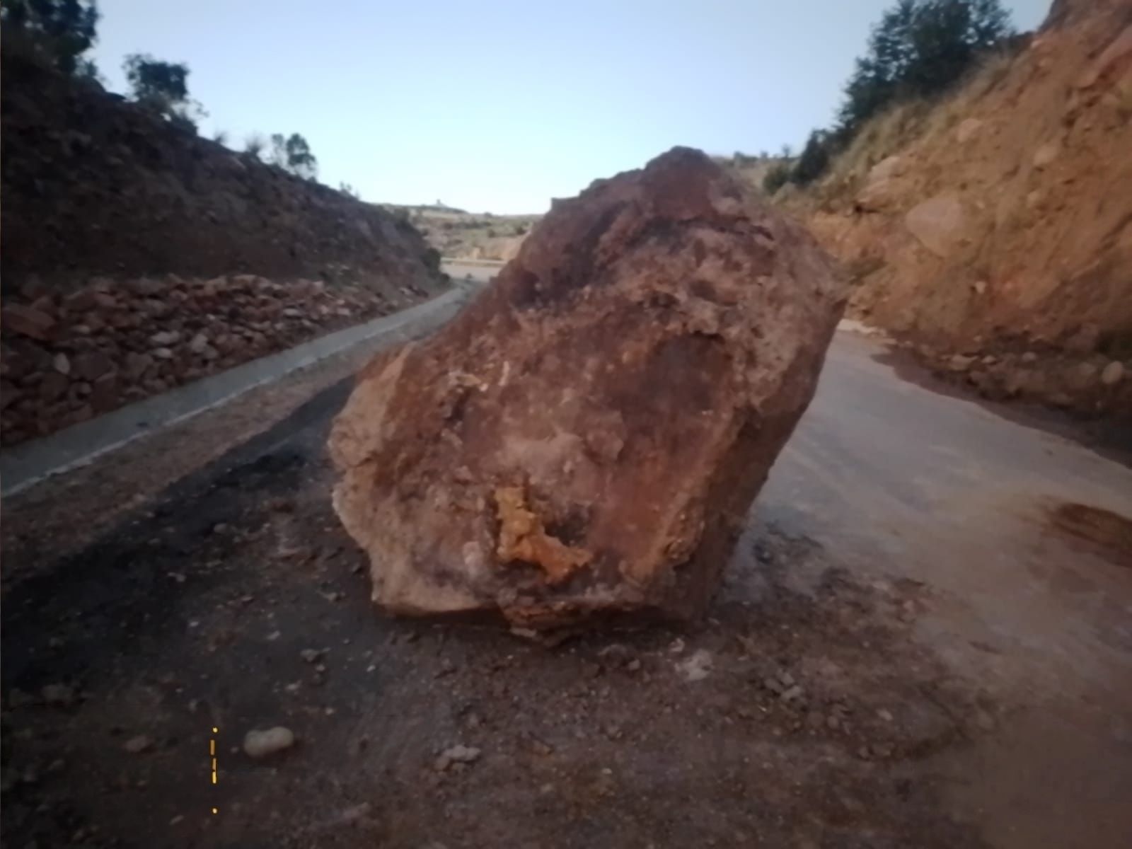 Roca de gran magnitud que cayó en el Tramo Llallagua – Ravelo. Foto: ABC.