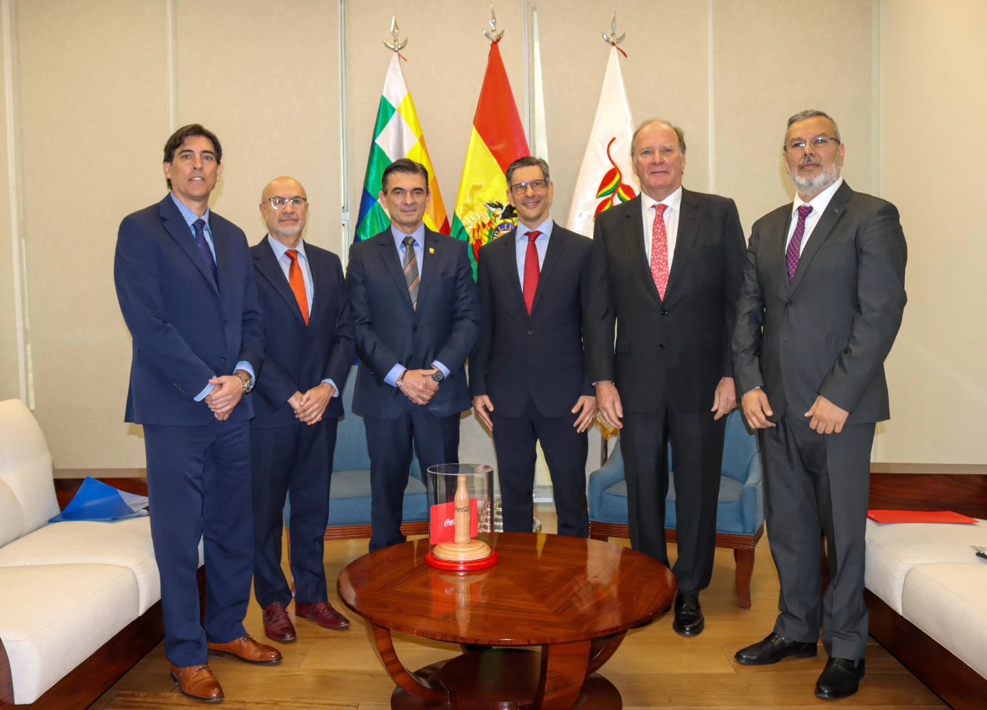 El presidente de Bolivia, Rodrigo Paz, recibe a representantes de Coca-Cola. Foto: Presidencia.