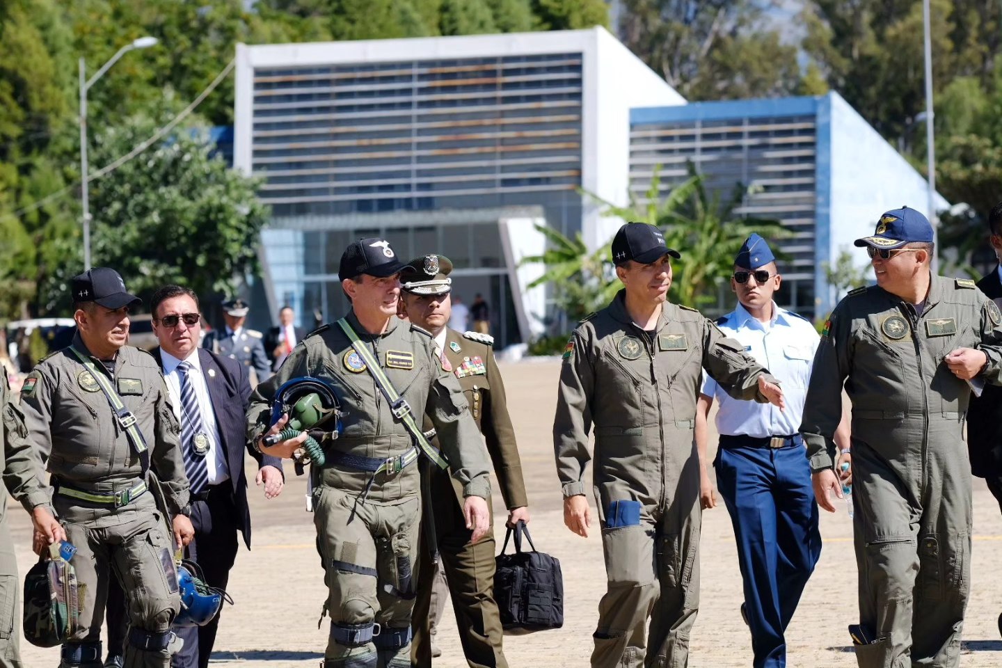 El presidente de Bolivia, Rodrigo Paz, luego de vuelo en aeronave K-8. Foto: Presidencia.