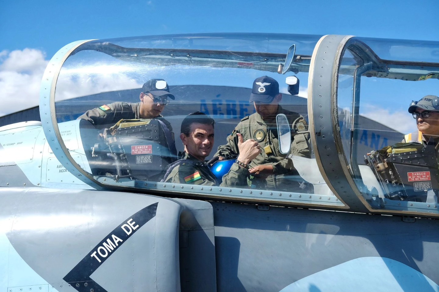 El presidente de Bolivia, Rodrigo Paz, antes de su sobrevuelo por la ciudad de Tarija. Foto: Presidencia.