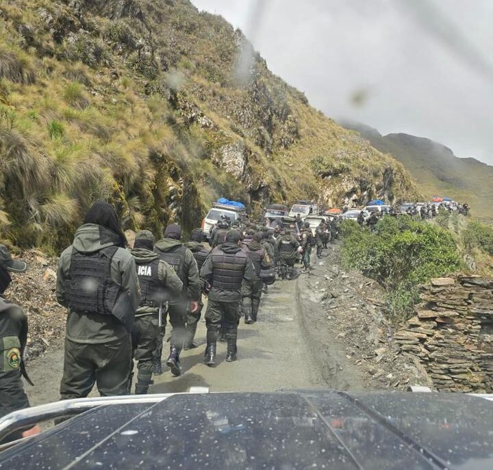 Policías durante operativo de restitución minera en Sorata. Foto: AJAM.