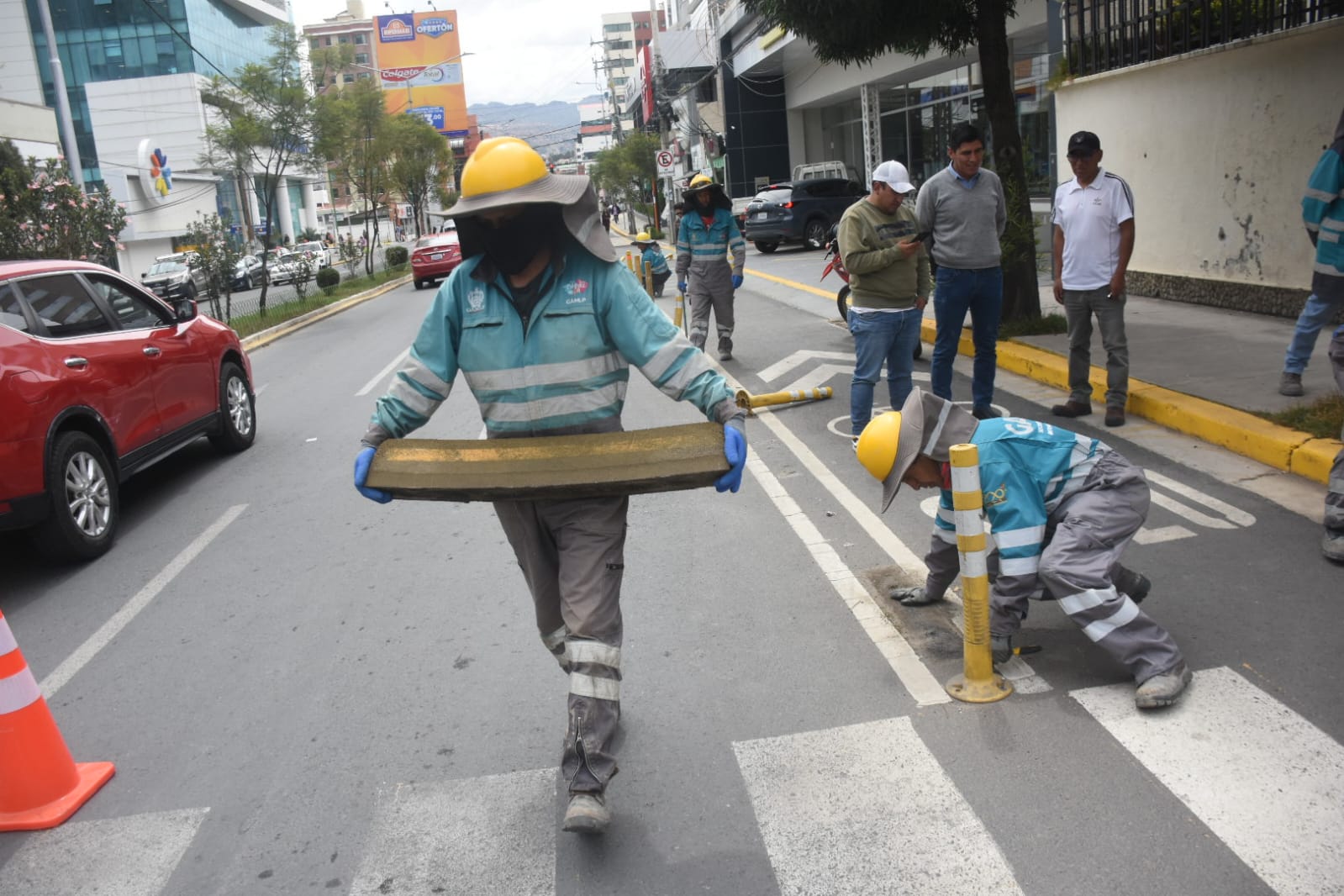 Personal de la Alcaldía de La Paz realiza la reubicación de la Ciclovía de la calle 21. Foto: AMUN.