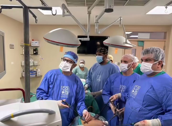 Personal de la Caja Petrolera de Salud durante intervención quirúrgica. Foto: Ministerio de Salud y Deportes.