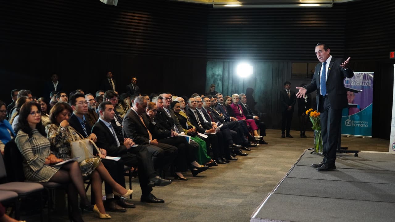 El alcalde electo de La Paz, César Dockweiler, expone su plan de gobierno ante diplomáticos. Foto: IH Medios.