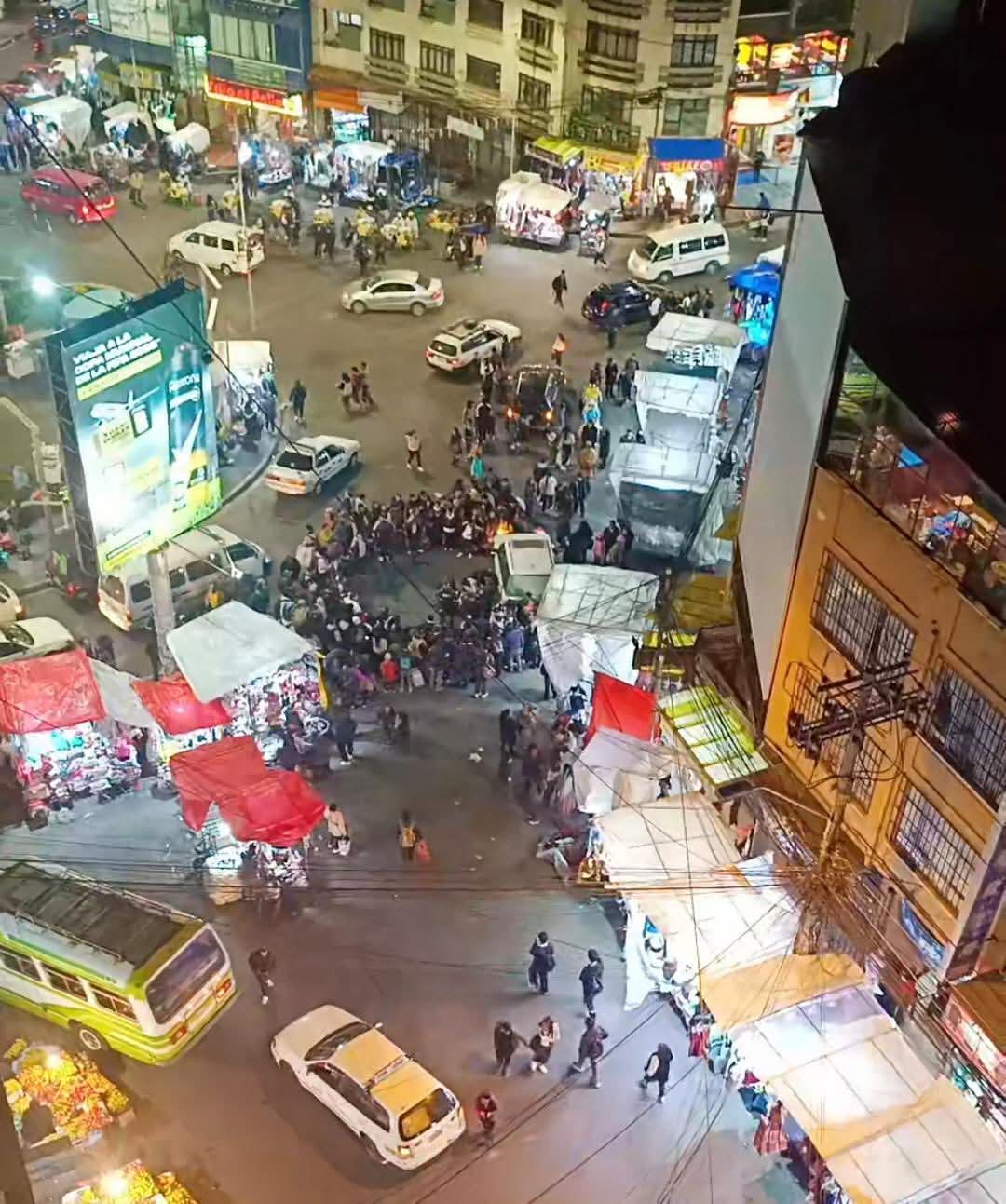 Transeúntes del lugar realizaron un cerco para que una de las víctimas pueda ser atendida.