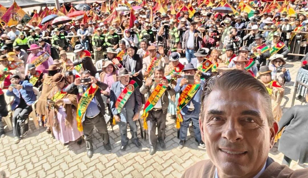 El Presidente entregó 62 antenas Starlink que beneficiarán a 45.000 estudiantes en el Distrito 8 de El Alto.