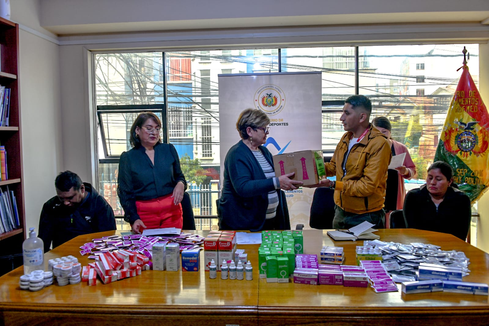 Entrega de medicamentos al Tipnis. Foto: Ministerio de Salud y Deportes.