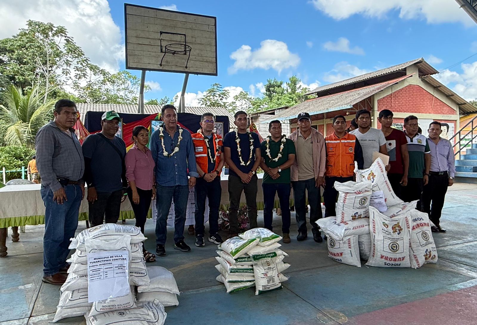 Entrega de ayuda humanitaria a familias afectadas por lluvias en Villa Tunari, Cochabamba. Foto: Ministerio de Defensa.