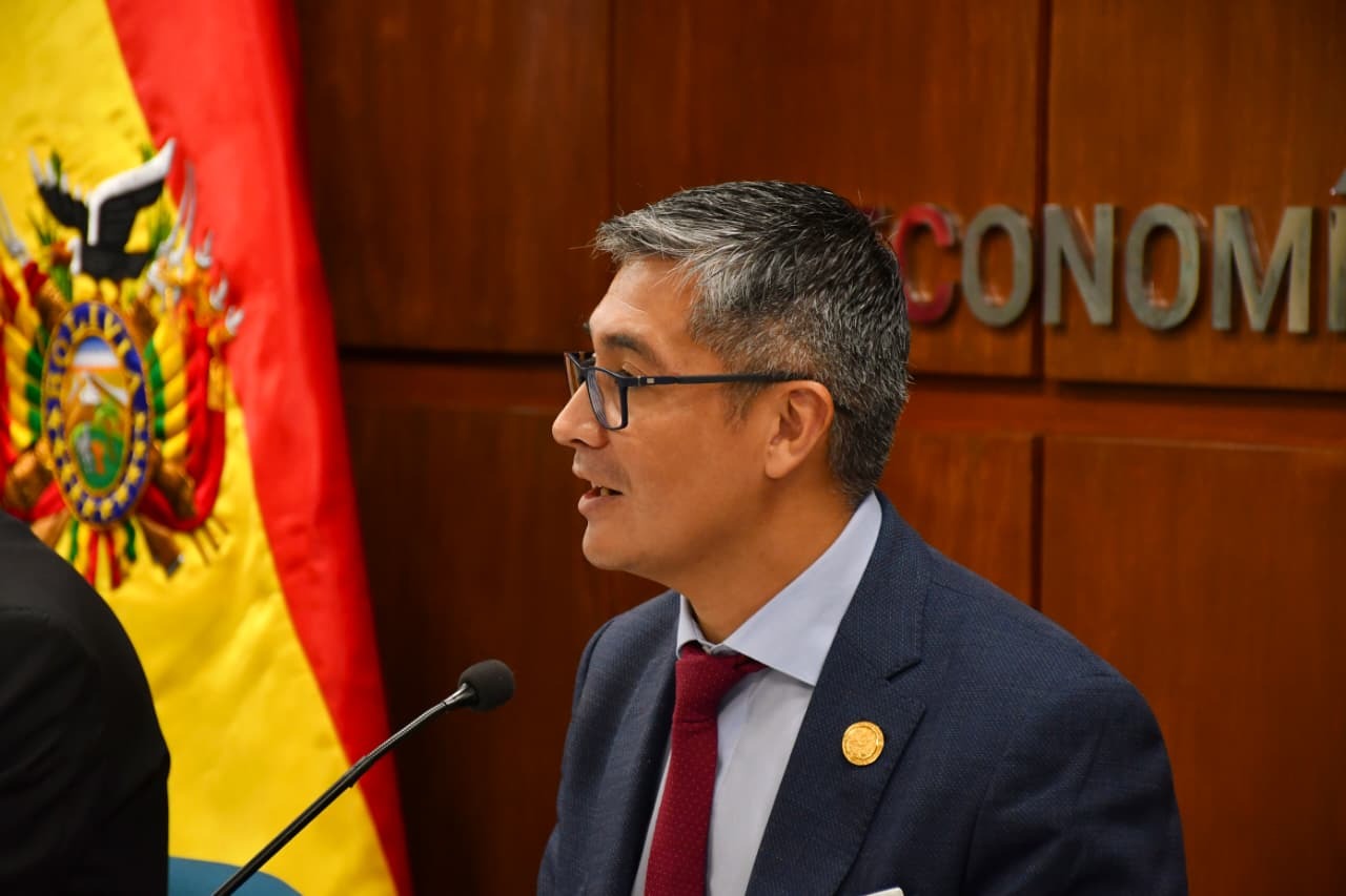 El ministro de Economía y Finanza, José Gabriel Espinoza, en conferencia de prensa.