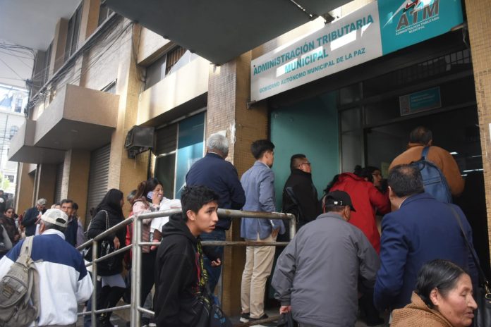 Pago tributario en la Alcaldía paceña. Foto: AMUN.