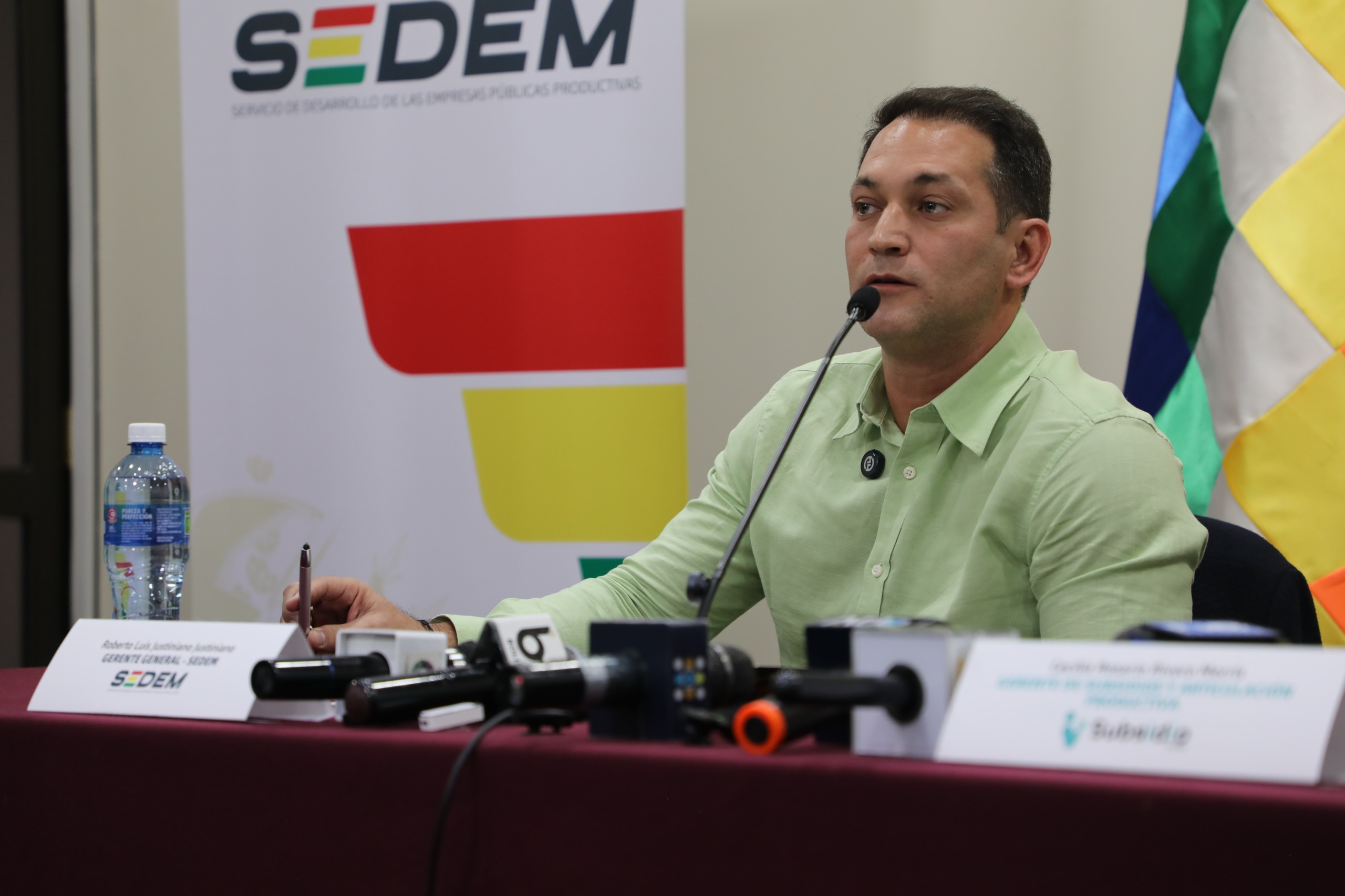 El gerente general del Servicio de Desarrollo de las Empresas Públicas Productivas (SEDEM), Roberto Justiniano, en conferencia de prensa.