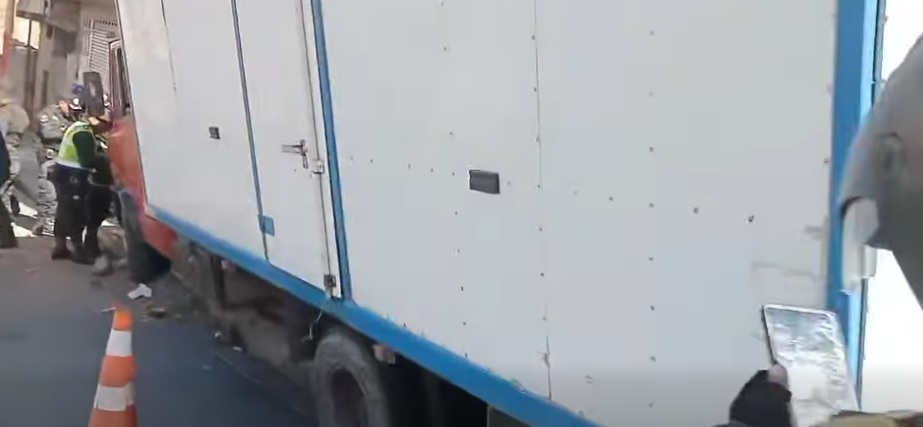 El camión implicado en el accidente. Foto: captura video