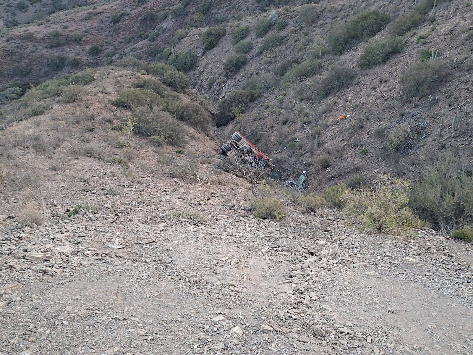 Bus embarrancado en ruta Tarija-Villazón. Foto: RRSS.