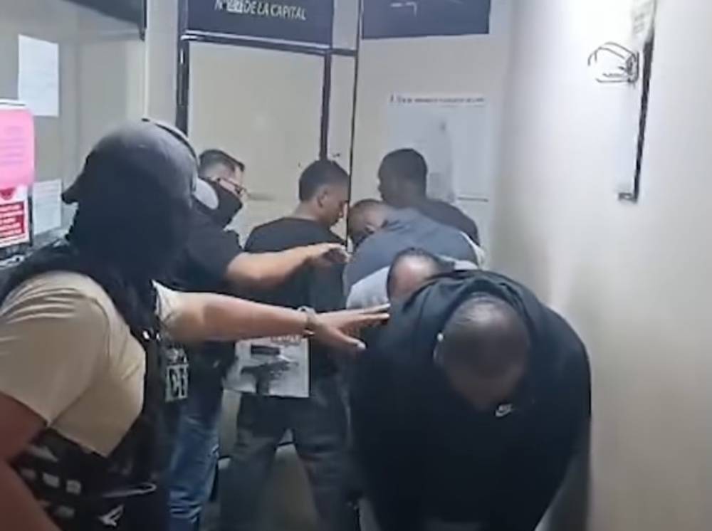 Los extranjeros aprehendidos durante un operativo policial. Foto: captura video El Deber