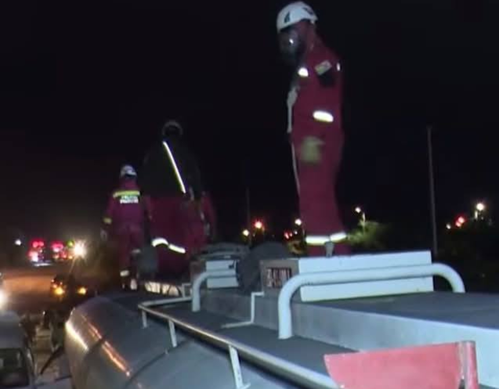 Bomberos en la cisterna donde se encontraron a los dos fallecidos. Foto; Unitel