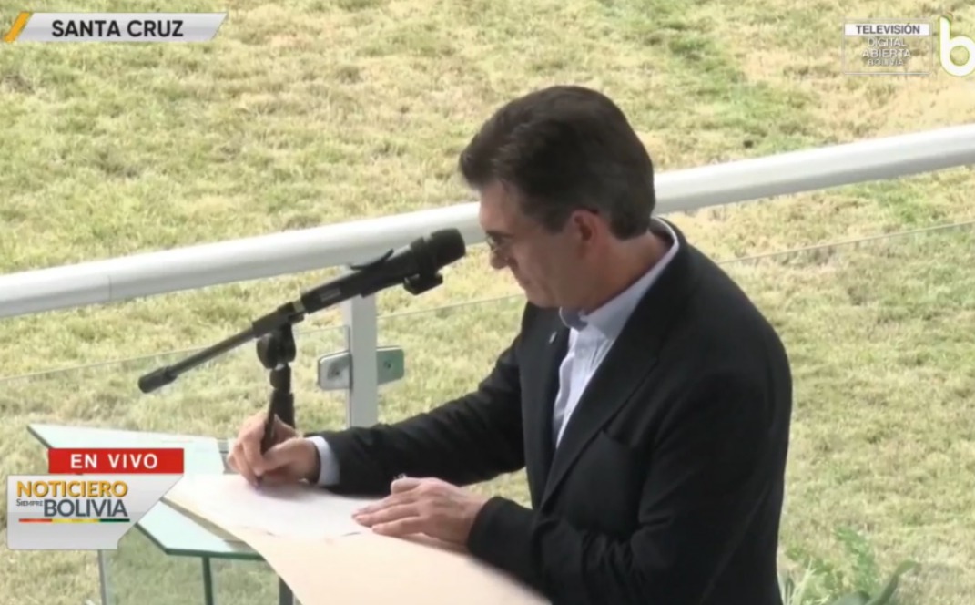 El presidente Rodrigo Paz, en la Agropecruz en Santa Cruz. Imagen: Captura Bolivia Tv.