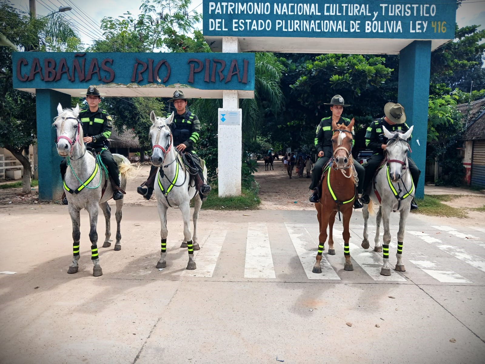 Policía montada ofrece seguridad en las Cabañas del Piraí. Foto: Policía Boliviana.