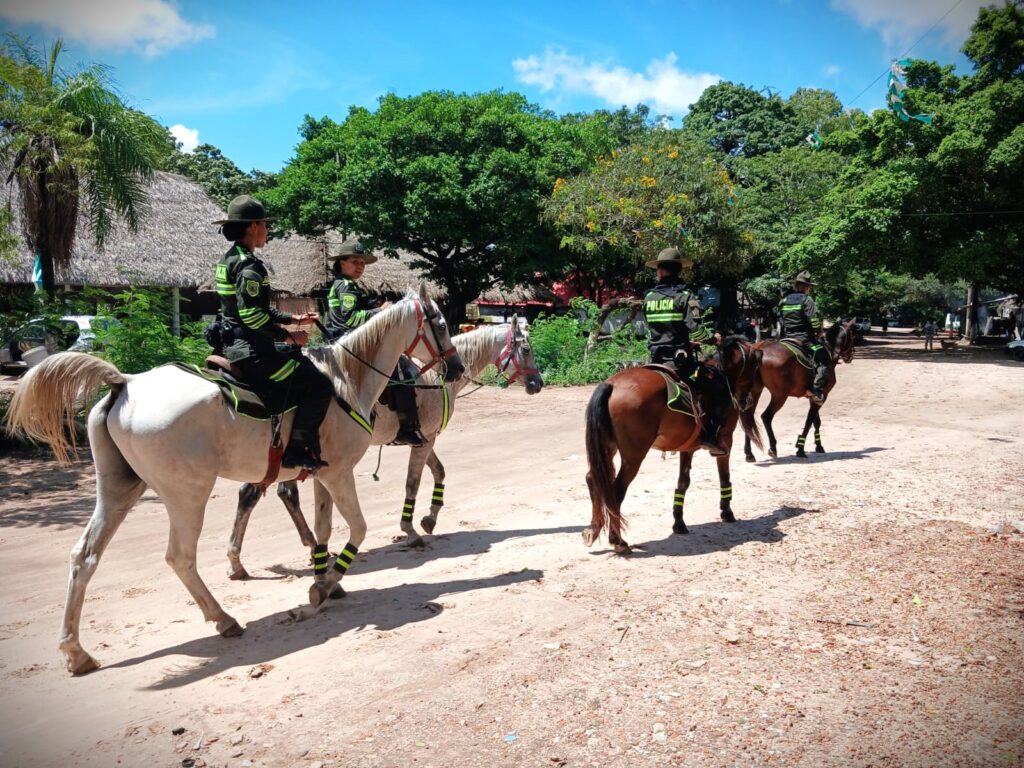 Efectivos de la policía durante su ronda de vigilancia en las Cabañas del Piraí. Foto: Policía Boliviana