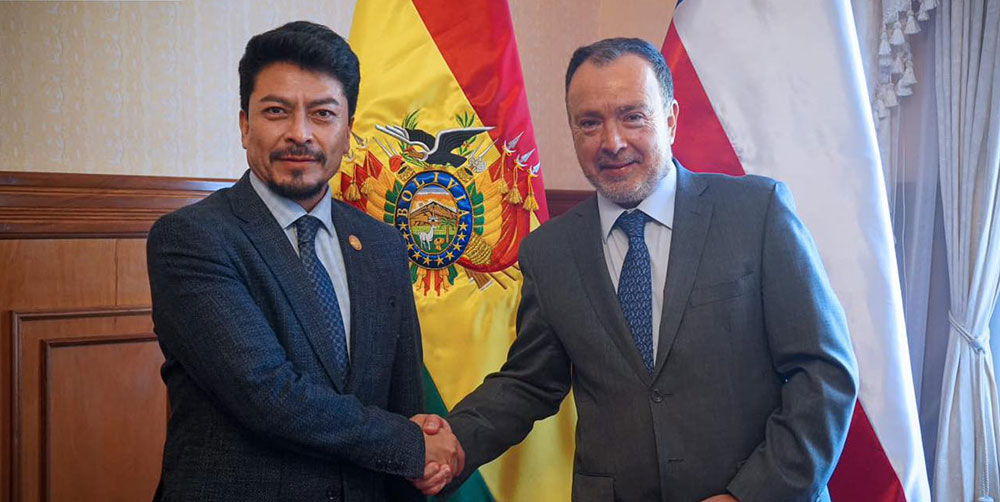 El cónsul general de la República de Chile en La Paz, Fernando Velasco, junto con el canciller de Bolivia, Fernando Aramayo, en La Paz. Foto: Cancillería