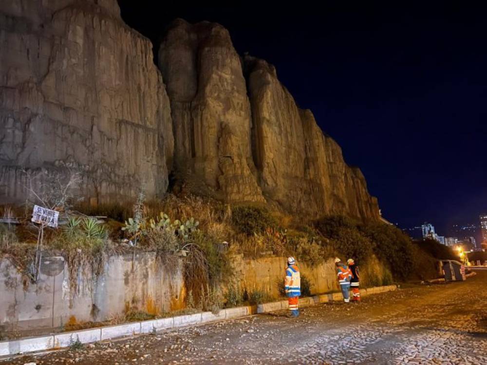 Personal edil monitorea el sector donde se registró el desprendimiento de material. Foto: AMUN