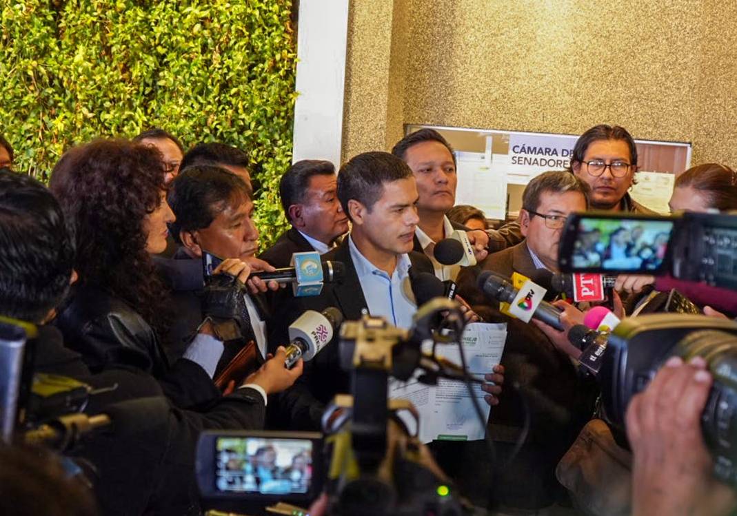 El presidente del Consejo de la Magistratura, Carlos Spencer, presenta los documentos a los medios. Foto: CM