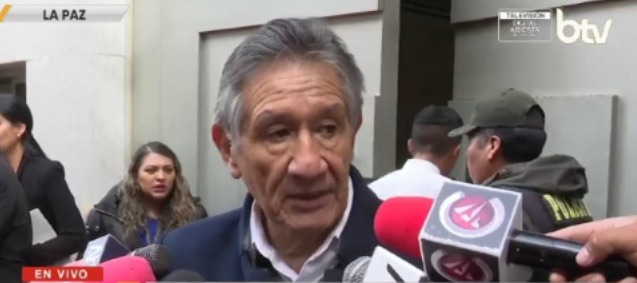 El presidente de la CAC, Rolando Morales, en contacto con la prensa local. Imagen: Captura Bolivia Tv.