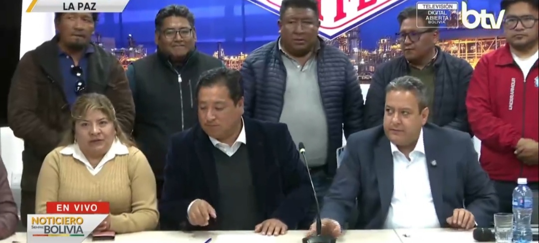 Las autoridades de Cadetran y YPFB en conferencia de prensa. Imagen: Captura Bolivia Tv.