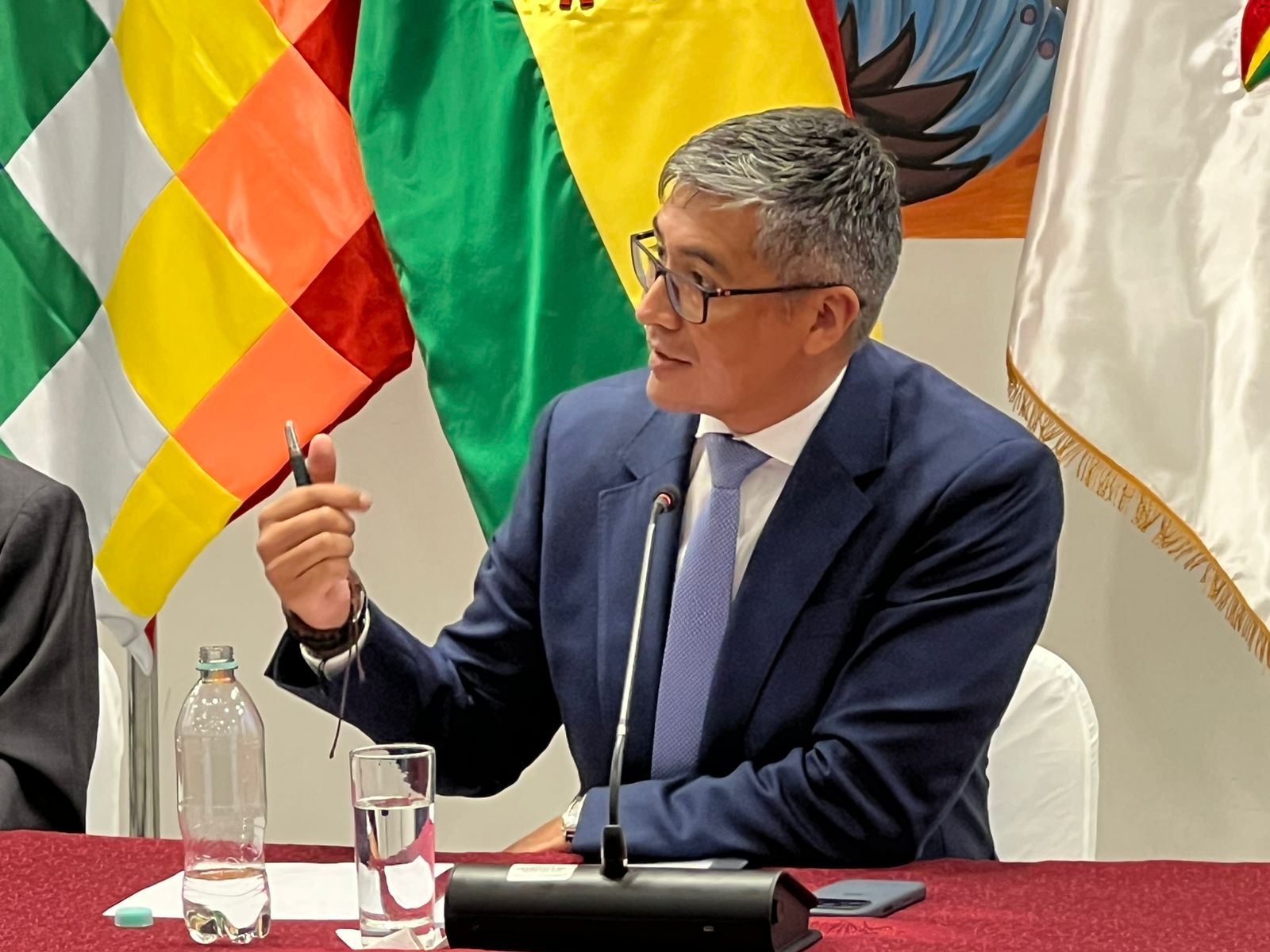 El ministro de Economía, José Gabriel Espinoza, en conferencia de prensa. Foto: ABI.