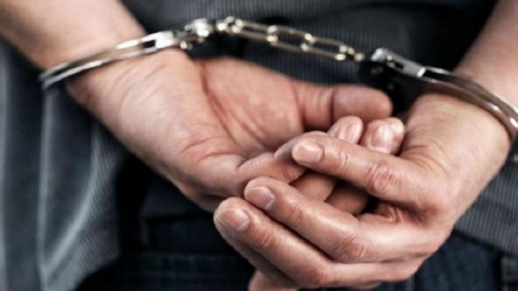 Imagen referencial de una persona enmanillada. Foto: internet