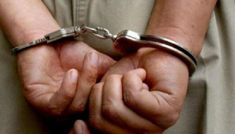 Imagen referencial de una persona enmanillada. Foto. internet