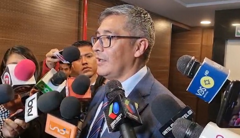 El ministro de Economía y Finanzas Públicas, José Gabriel Espinoza, en declaraciones a los medios. Foto: captura video