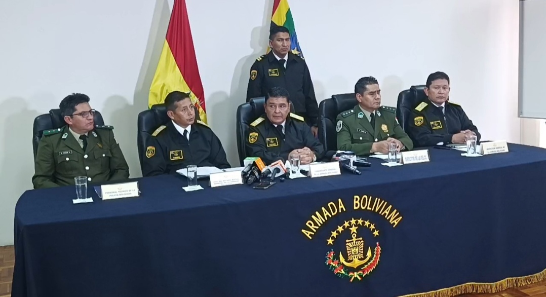 Autoridades de la Armada y de la Policía Boliviana en conferencia de prensa. Imagen: Captura.