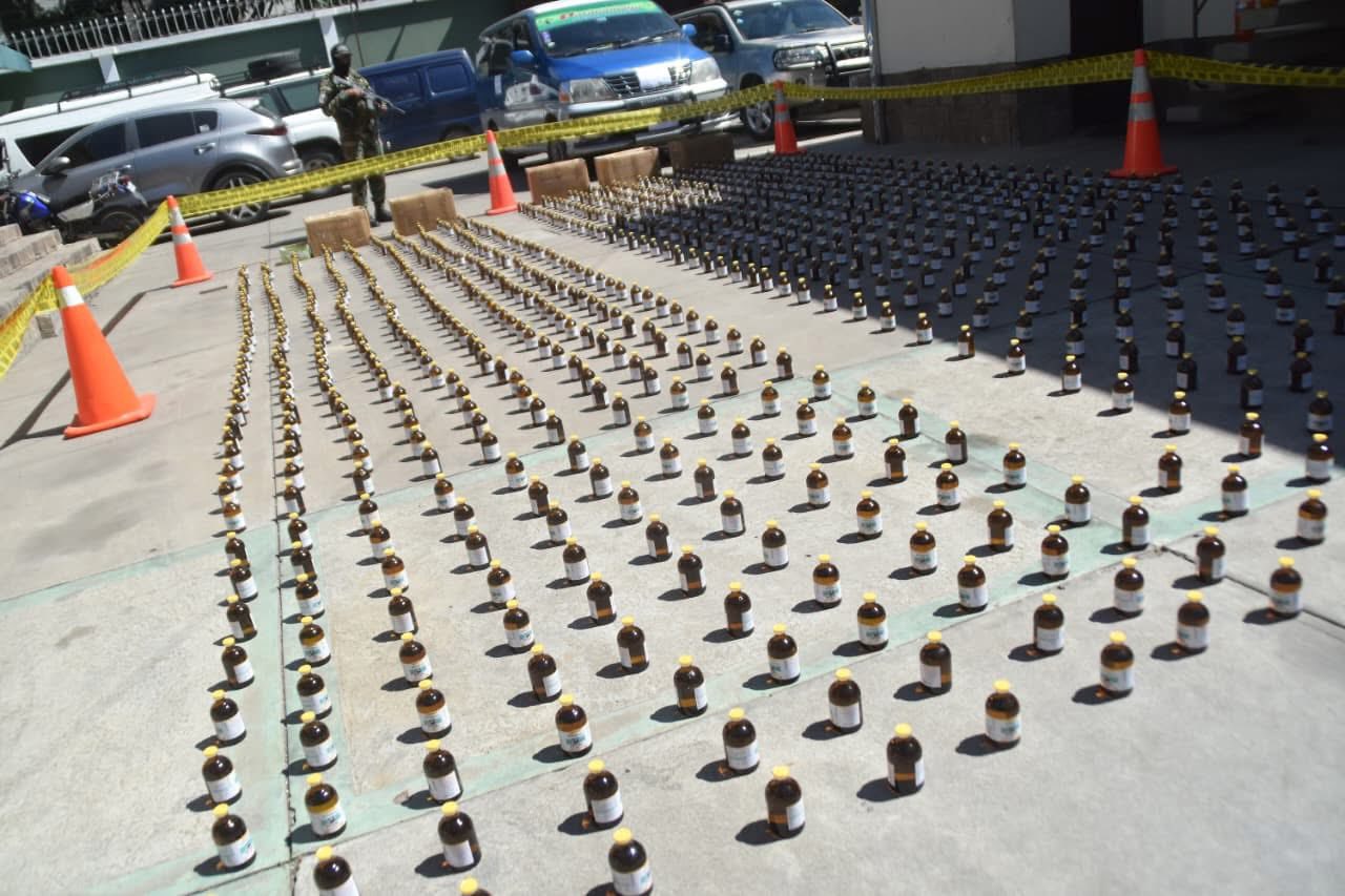 Los frascos secuestrados por la FELCN.