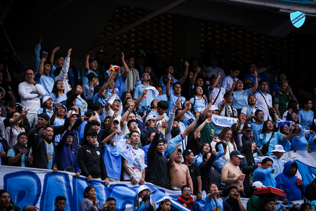 Hinchada del Club Bolívar apoyando en un partido. Foto: Club Bolívar.