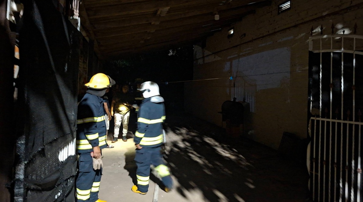 Bomberos tras el incendio en un domicilio en El Torno, Santa Cruz. Foto: internet