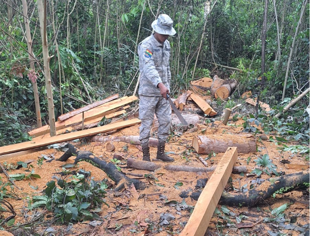 Efectivos militares en pleno trabajo. Foto: Armada boliviana