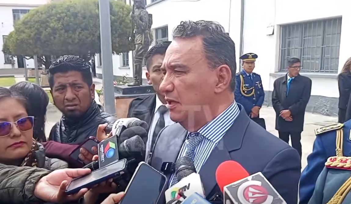 El ministro de Defensa, Marcelo Salinas, brinda declaraciones a los medios. Foto; captura video
