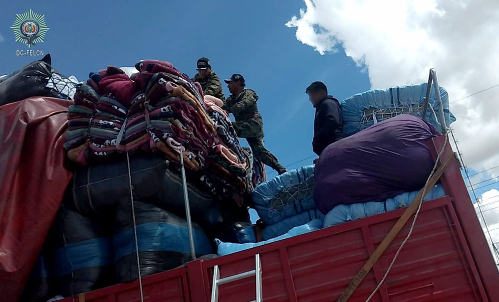 El camión intervenido que transportaba ropa. Foto: FELCN